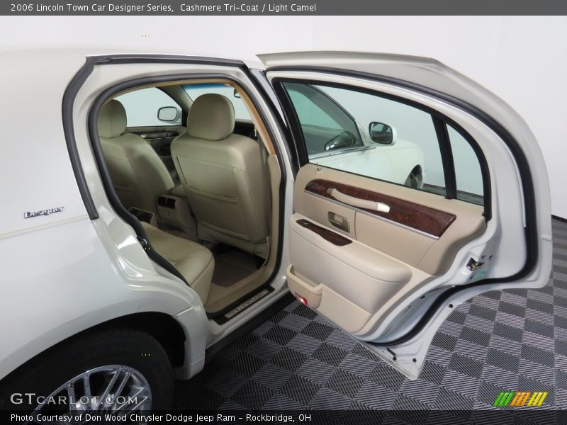 Cashmere Tri-Coat / Light Camel 2006 Lincoln Town Car Designer Series