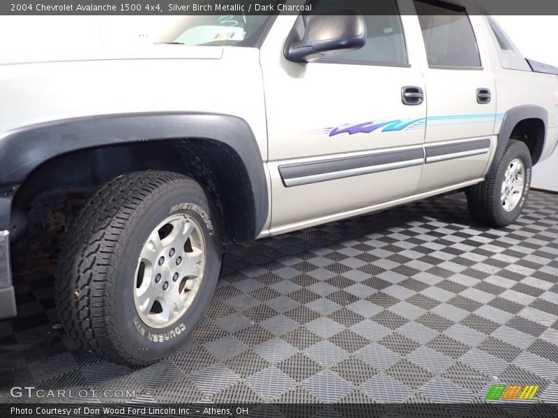 Silver Birch Metallic / Dark Charcoal 2004 Chevrolet Avalanche 1500 4x4