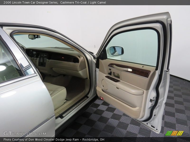 Cashmere Tri-Coat / Light Camel 2006 Lincoln Town Car Designer Series