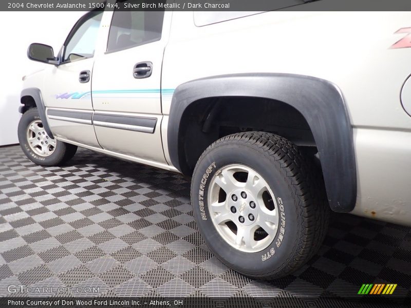 Silver Birch Metallic / Dark Charcoal 2004 Chevrolet Avalanche 1500 4x4