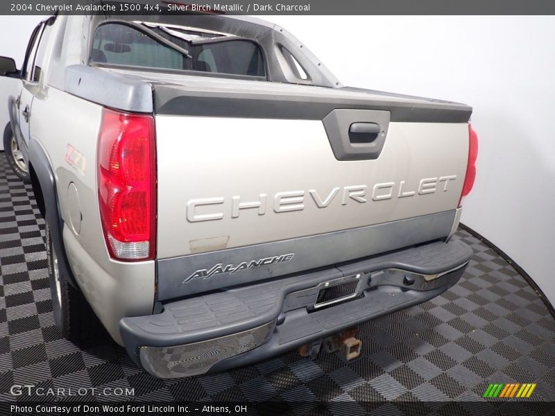 Silver Birch Metallic / Dark Charcoal 2004 Chevrolet Avalanche 1500 4x4