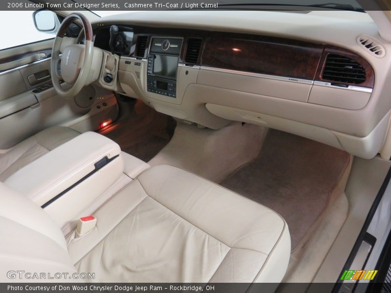 Cashmere Tri-Coat / Light Camel 2006 Lincoln Town Car Designer Series