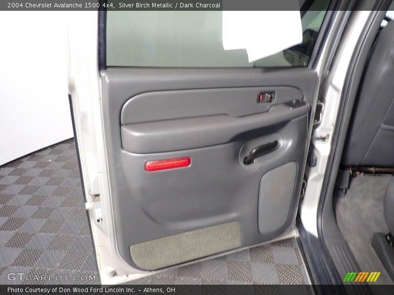 Silver Birch Metallic / Dark Charcoal 2004 Chevrolet Avalanche 1500 4x4