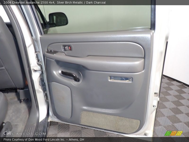 Silver Birch Metallic / Dark Charcoal 2004 Chevrolet Avalanche 1500 4x4