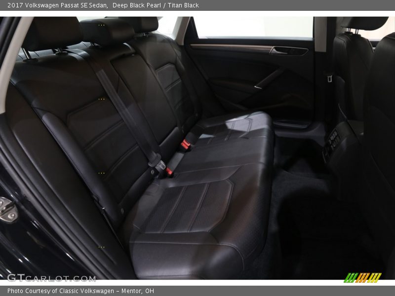 Deep Black Pearl / Titan Black 2017 Volkswagen Passat SE Sedan