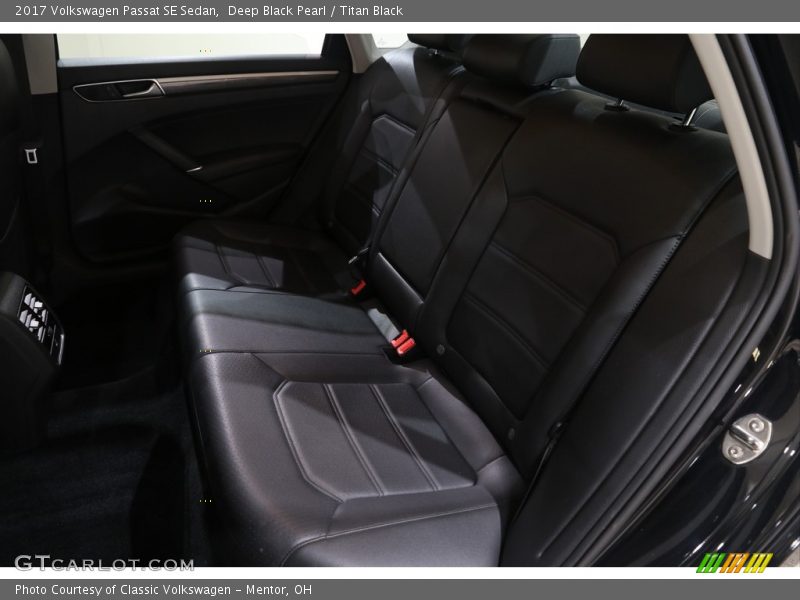 Deep Black Pearl / Titan Black 2017 Volkswagen Passat SE Sedan
