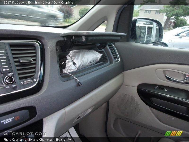 Bright Silver / Dark Graphite 2017 Kia Sedona EX