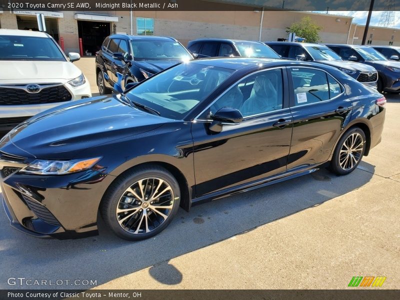 Midnight Black Metallic / Ash 2020 Toyota Camry SE AWD