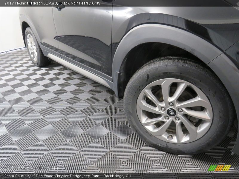Black Noir Pearl / Gray 2017 Hyundai Tucson SE AWD
