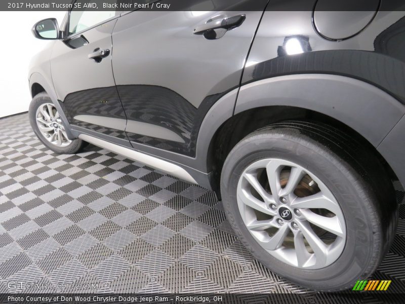Black Noir Pearl / Gray 2017 Hyundai Tucson SE AWD