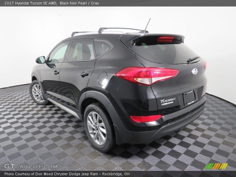 Black Noir Pearl / Gray 2017 Hyundai Tucson SE AWD