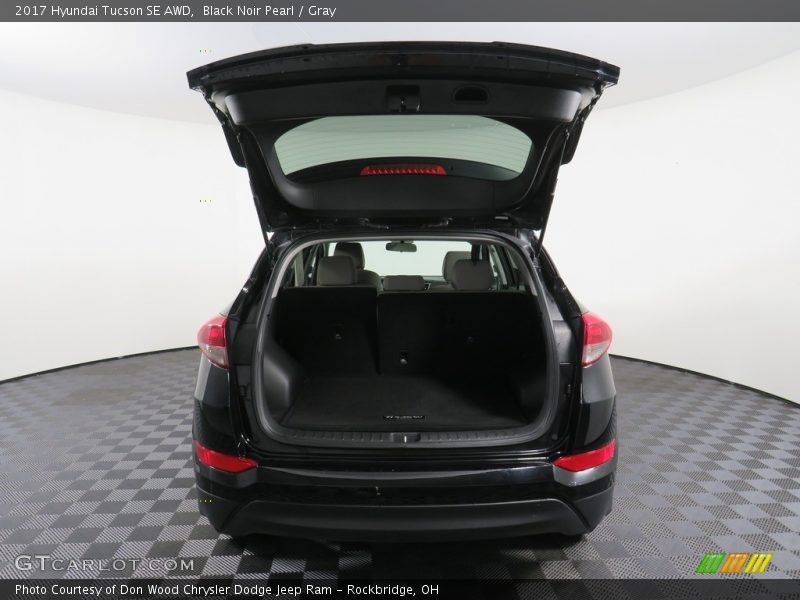 Black Noir Pearl / Gray 2017 Hyundai Tucson SE AWD