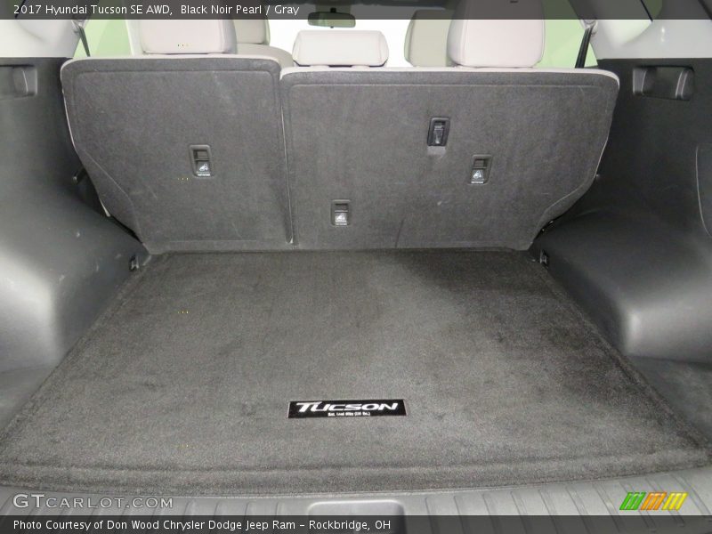Black Noir Pearl / Gray 2017 Hyundai Tucson SE AWD