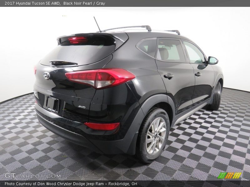 Black Noir Pearl / Gray 2017 Hyundai Tucson SE AWD
