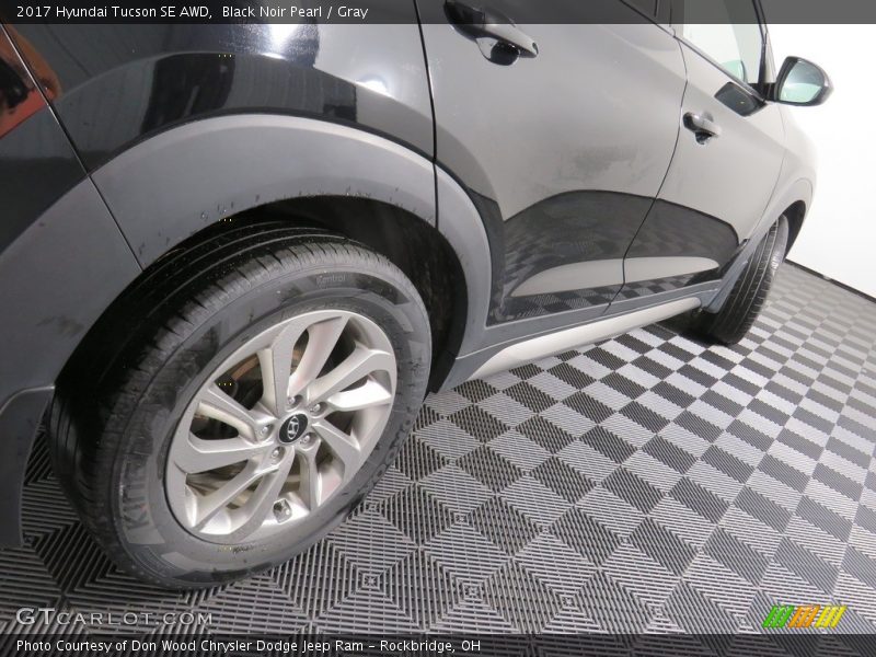 Black Noir Pearl / Gray 2017 Hyundai Tucson SE AWD
