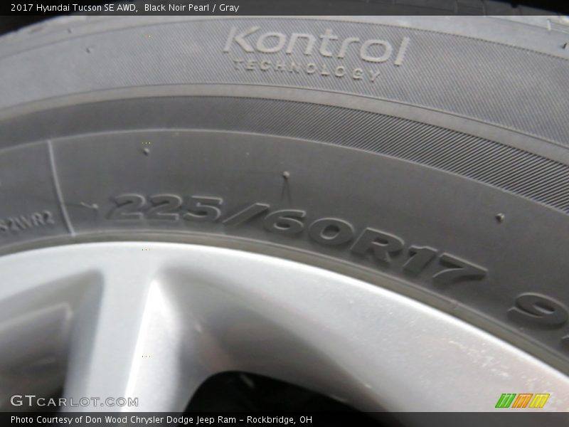 Black Noir Pearl / Gray 2017 Hyundai Tucson SE AWD