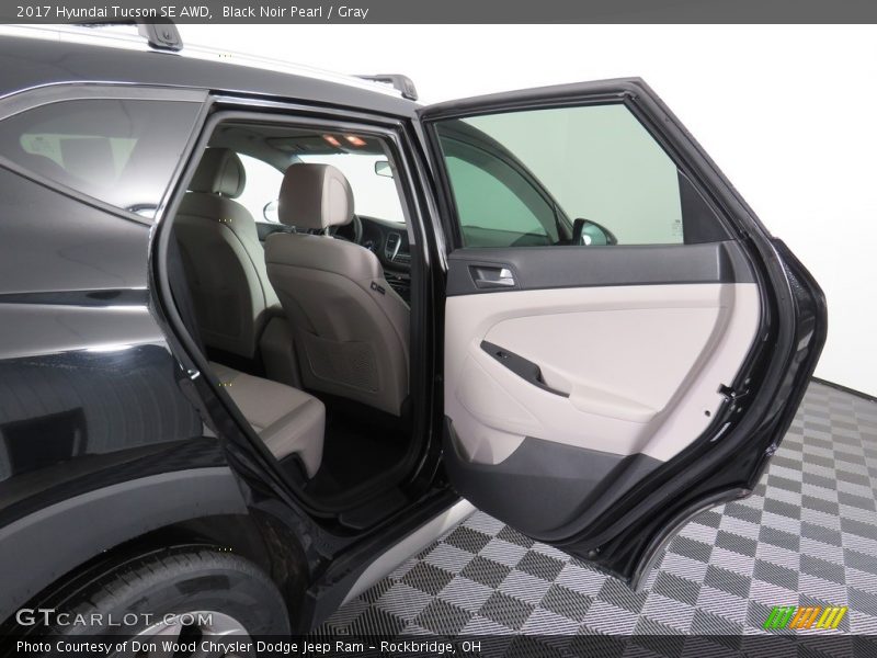 Black Noir Pearl / Gray 2017 Hyundai Tucson SE AWD