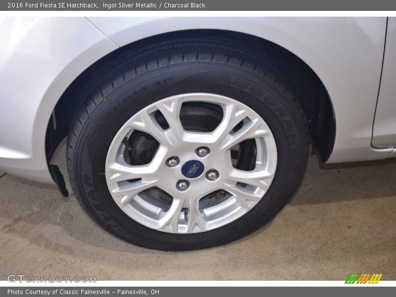 Ingot Silver Metallic / Charcoal Black 2016 Ford Fiesta SE Hatchback