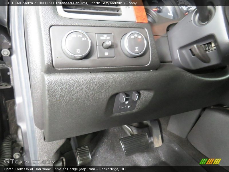 Controls of 2011 Sierra 2500HD SLE Extended Cab 4x4