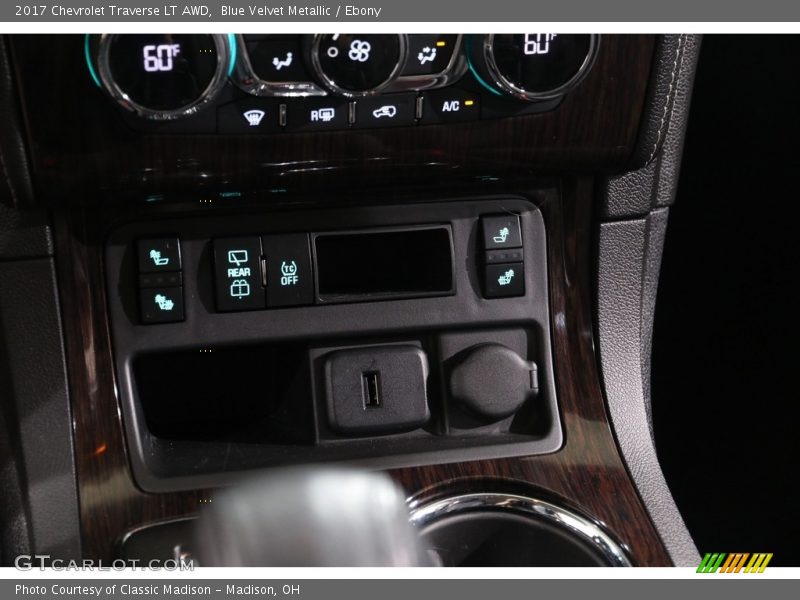 Blue Velvet Metallic / Ebony 2017 Chevrolet Traverse LT AWD