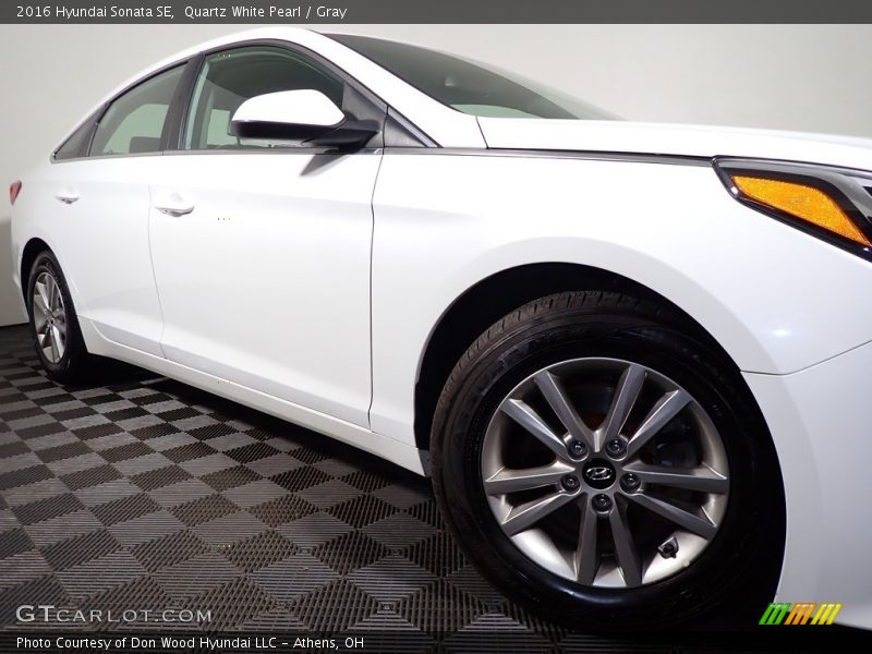 Quartz White Pearl / Gray 2016 Hyundai Sonata SE