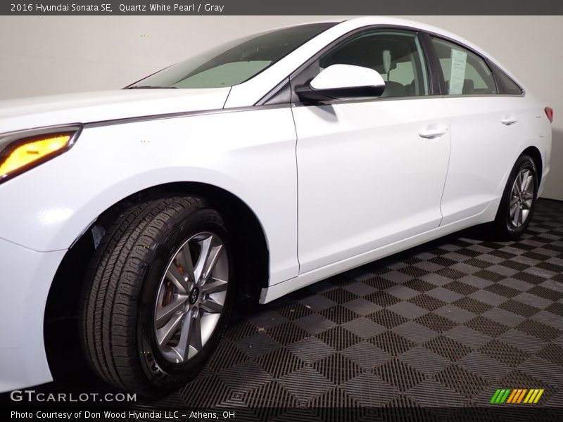 Quartz White Pearl / Gray 2016 Hyundai Sonata SE