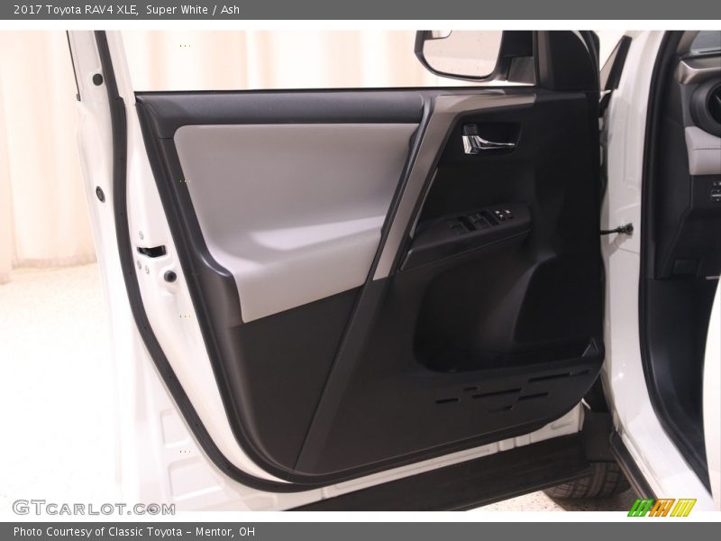 Super White / Ash 2017 Toyota RAV4 XLE
