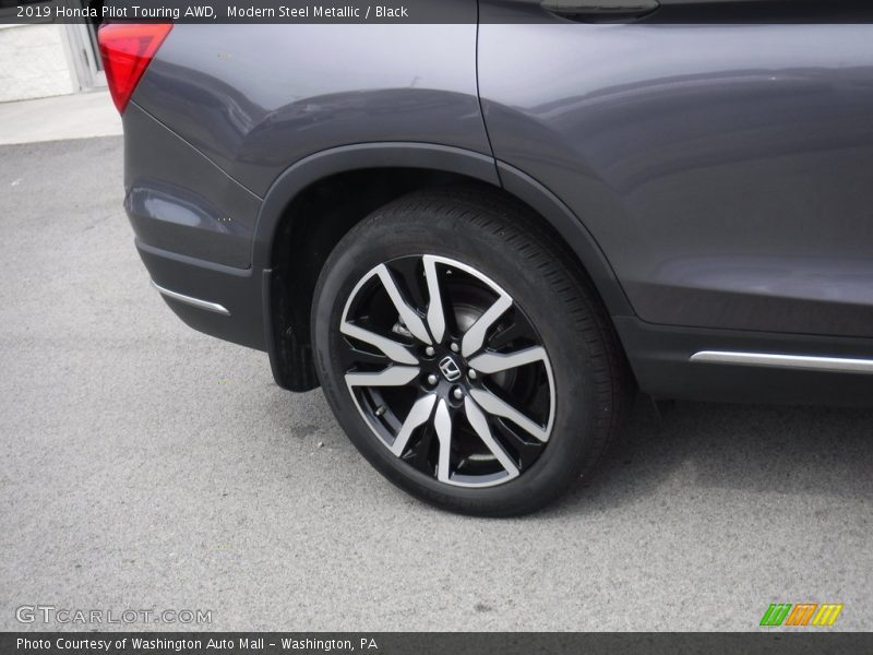 Modern Steel Metallic / Black 2019 Honda Pilot Touring AWD