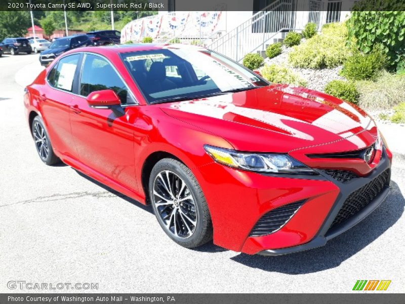 Front 3/4 View of 2020 Camry SE AWD