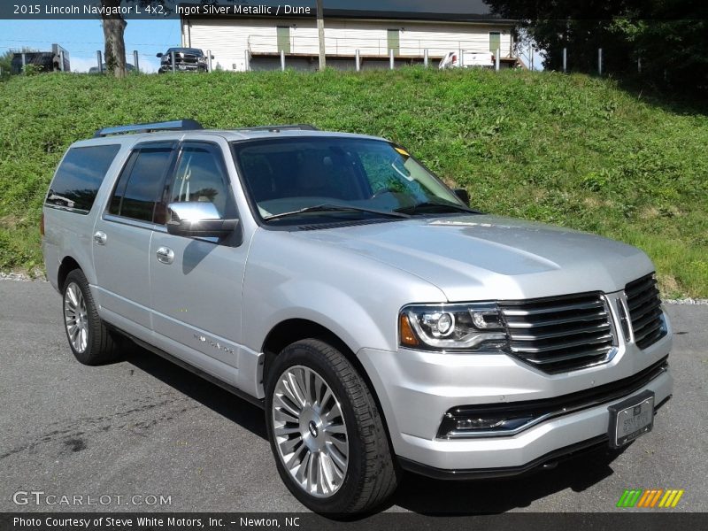 Front 3/4 View of 2015 Navigator L 4x2
