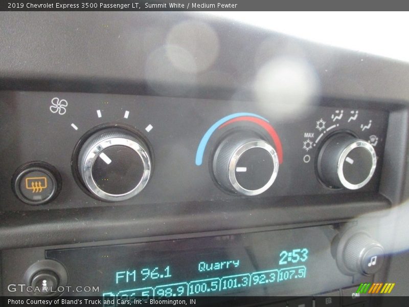 Summit White / Medium Pewter 2019 Chevrolet Express 3500 Passenger LT