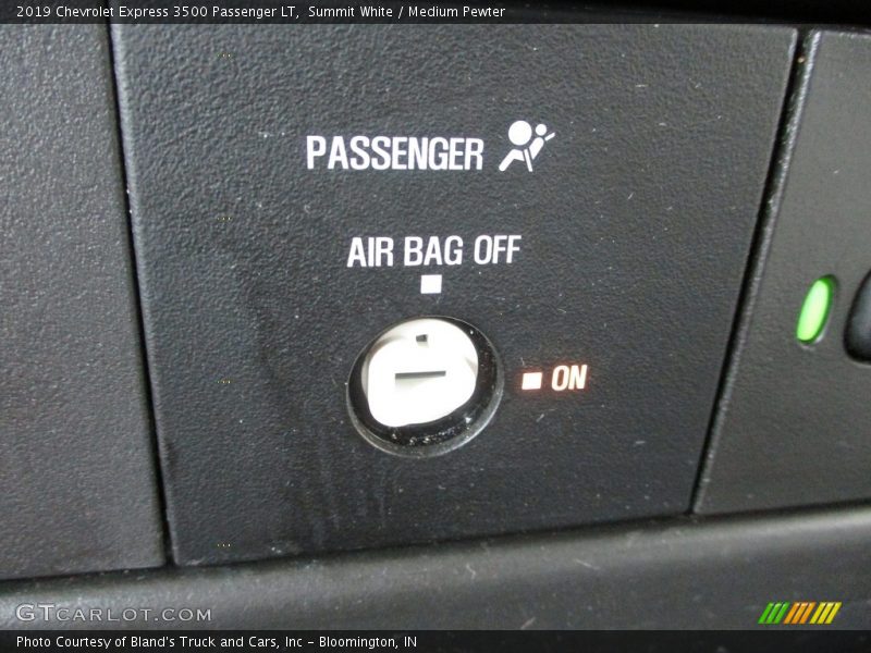 Summit White / Medium Pewter 2019 Chevrolet Express 3500 Passenger LT