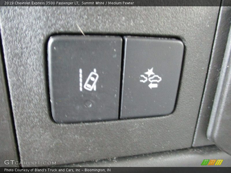 Summit White / Medium Pewter 2019 Chevrolet Express 3500 Passenger LT