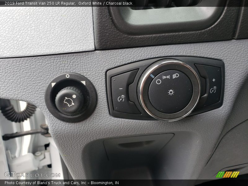 Oxford White / Charcoal black 2019 Ford Transit Van 250 LR Regular