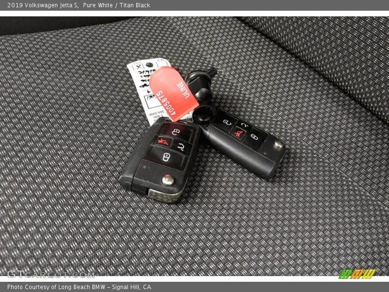 Pure White / Titan Black 2019 Volkswagen Jetta S