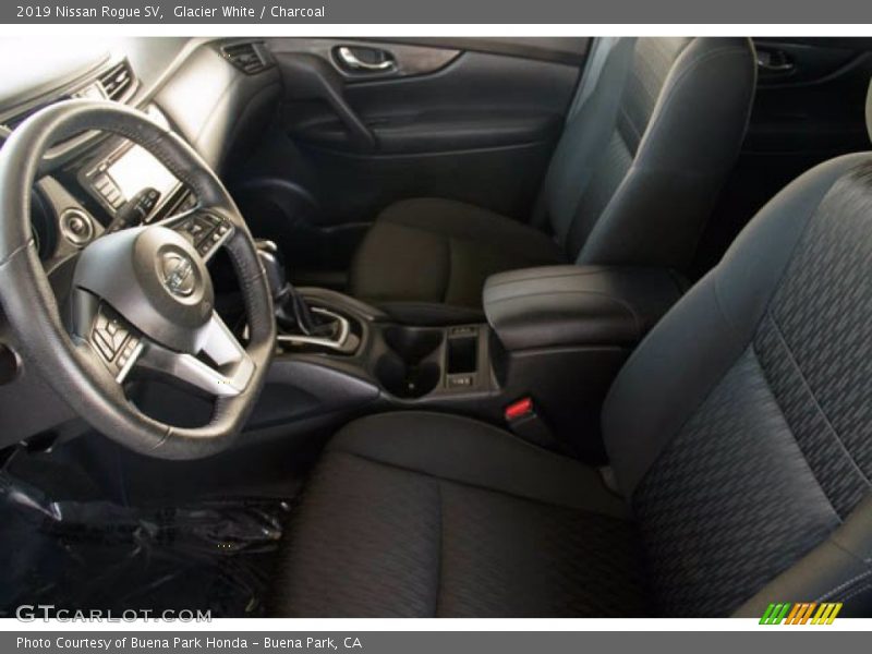 Glacier White / Charcoal 2019 Nissan Rogue SV