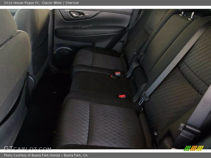 Glacier White / Charcoal 2019 Nissan Rogue SV