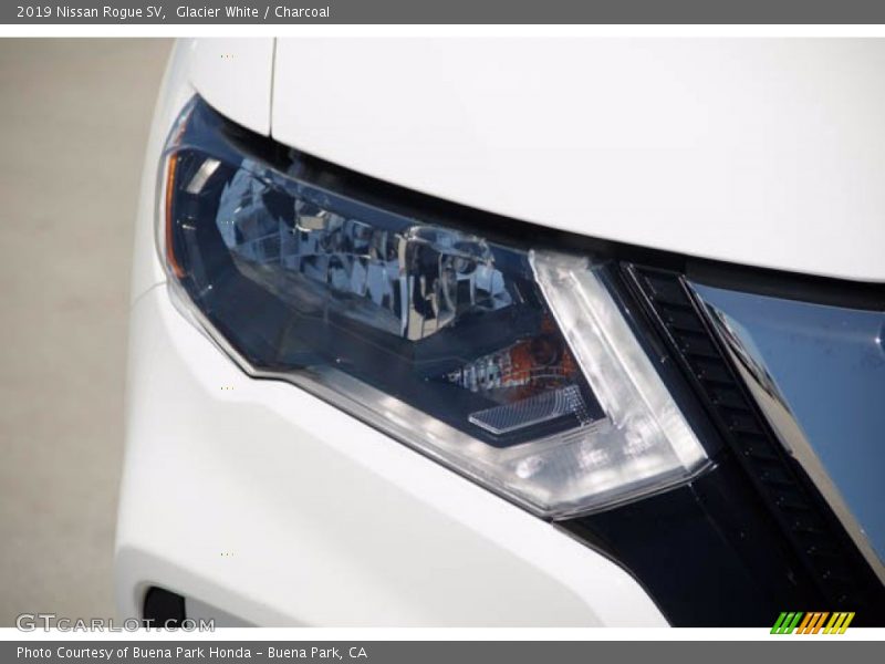 Glacier White / Charcoal 2019 Nissan Rogue SV