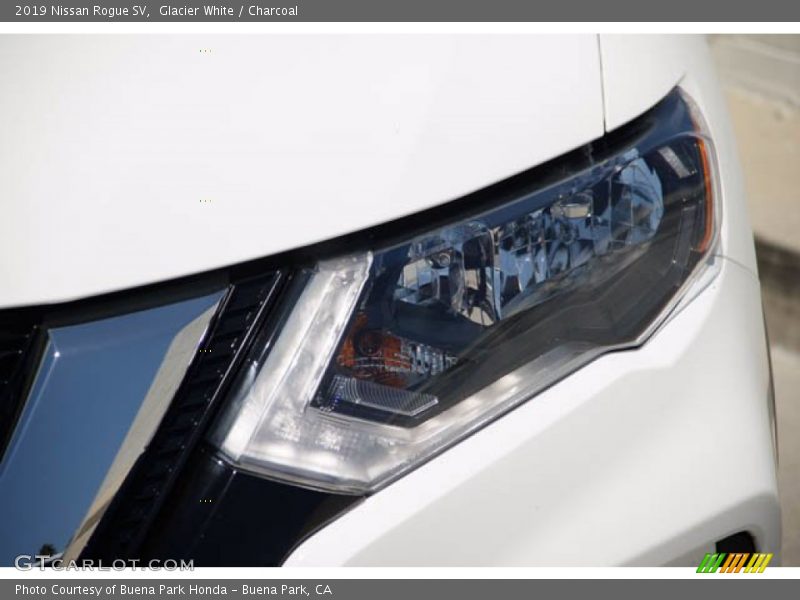 Glacier White / Charcoal 2019 Nissan Rogue SV