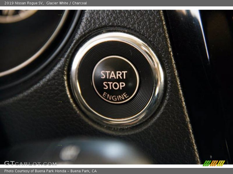 Glacier White / Charcoal 2019 Nissan Rogue SV