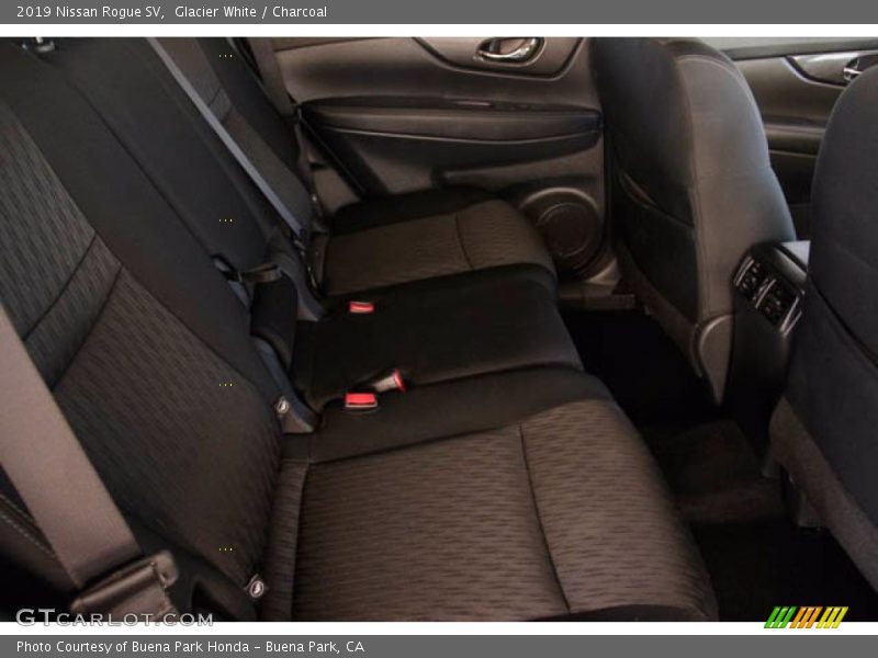 Glacier White / Charcoal 2019 Nissan Rogue SV