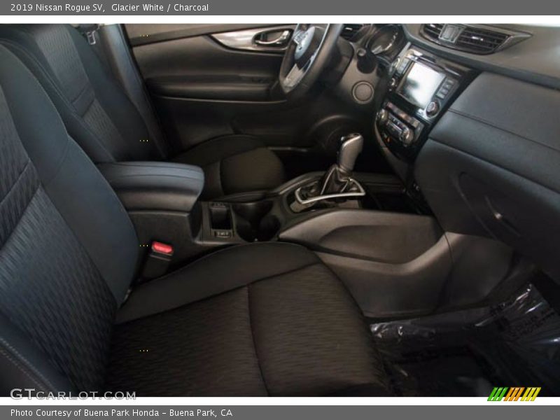 Glacier White / Charcoal 2019 Nissan Rogue SV