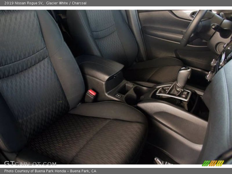 Glacier White / Charcoal 2019 Nissan Rogue SV