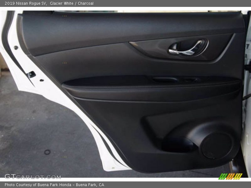 Glacier White / Charcoal 2019 Nissan Rogue SV