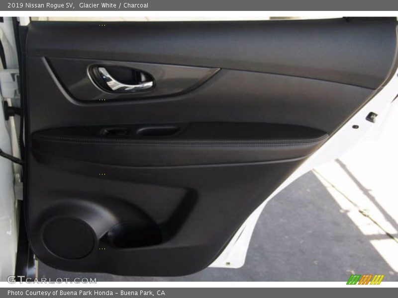 Glacier White / Charcoal 2019 Nissan Rogue SV