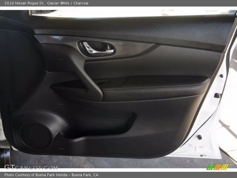 Glacier White / Charcoal 2019 Nissan Rogue SV