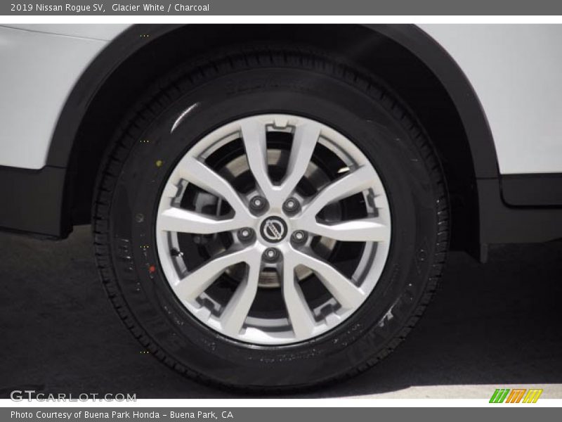 Glacier White / Charcoal 2019 Nissan Rogue SV
