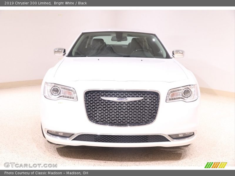 Bright White / Black 2019 Chrysler 300 Limited