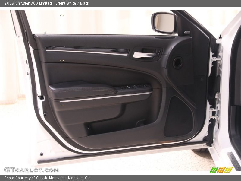 Bright White / Black 2019 Chrysler 300 Limited