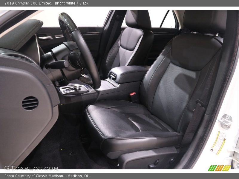 Bright White / Black 2019 Chrysler 300 Limited